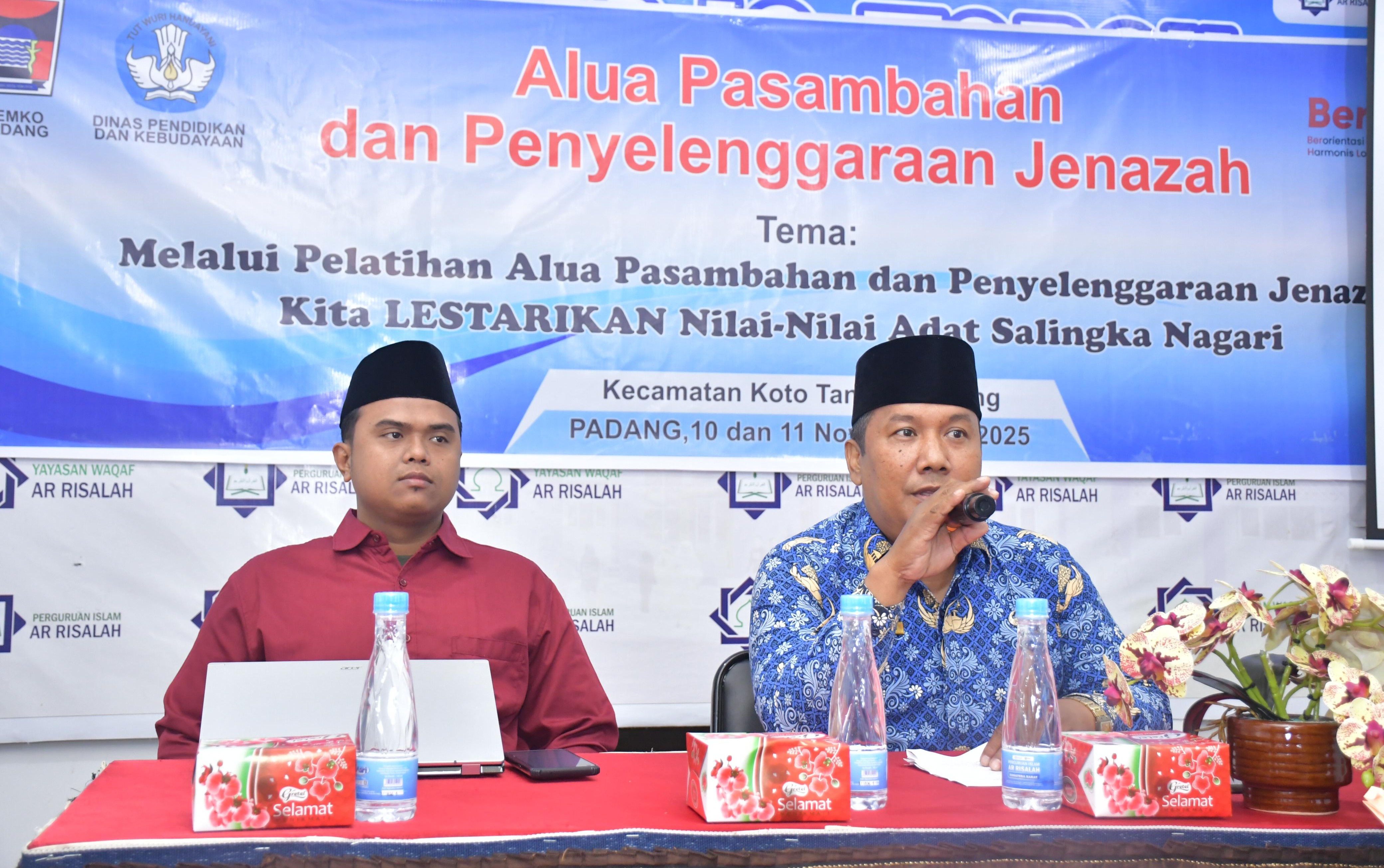 Kabid Kebudayaan Disdikbud Padang Syamdani membuka pelatihan Adat dan Budaya (Alua Pasambahan dan Penyelenggaraan Jenazah) di Aula MA Perguruan Islam Ar Risalah, Selasa (11/11).
