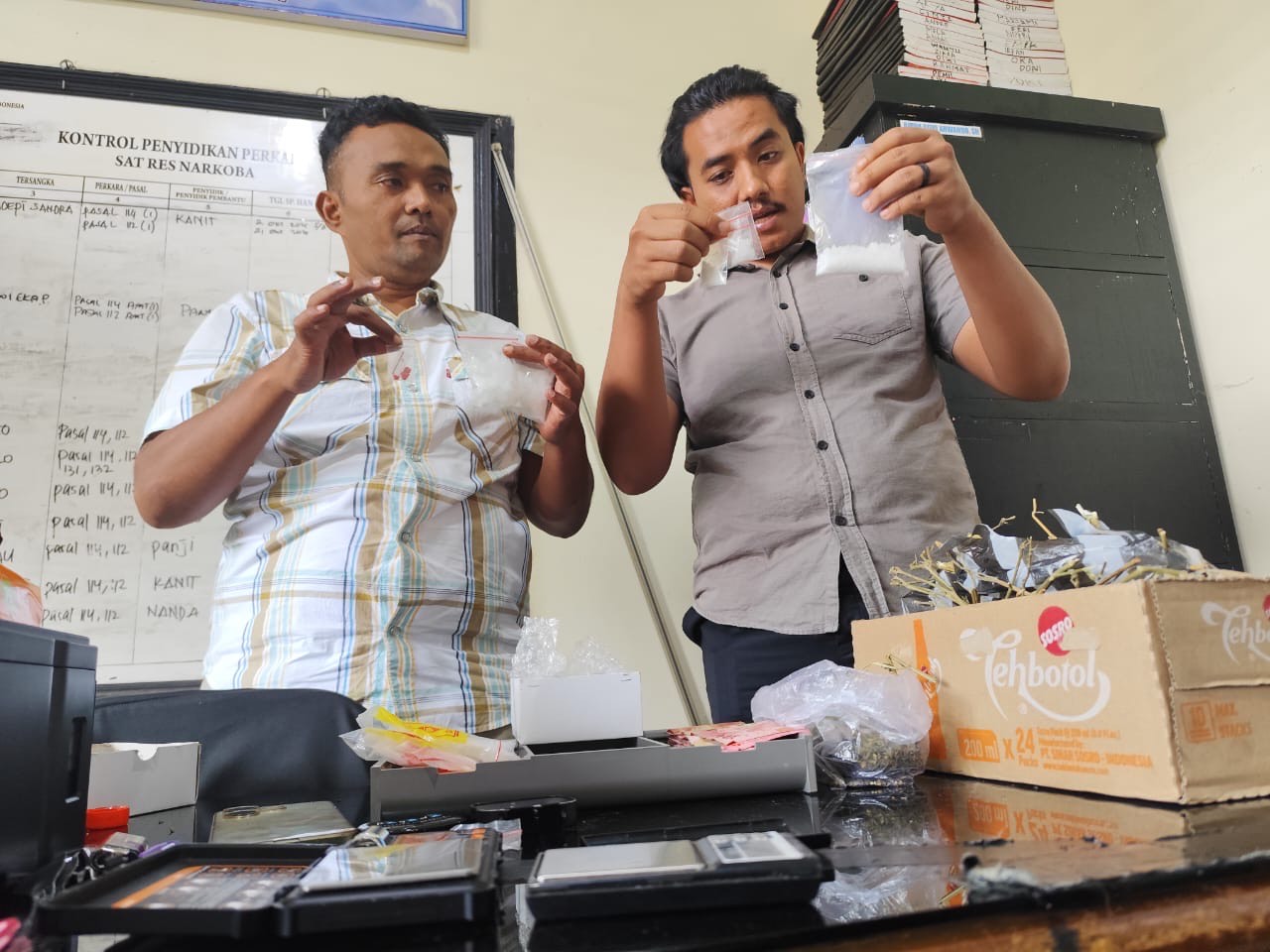 TANGKAPAN BESAR: Kasat Resnarkoba Polres Limapuluh Kota, AKP Riki Yovrizal menunjukkan barang bukti sabu, ganja, dan pil ekstasi hasil penangkapan tiga tersangka di Jorong Talago Guguak, Selasa (11/1)