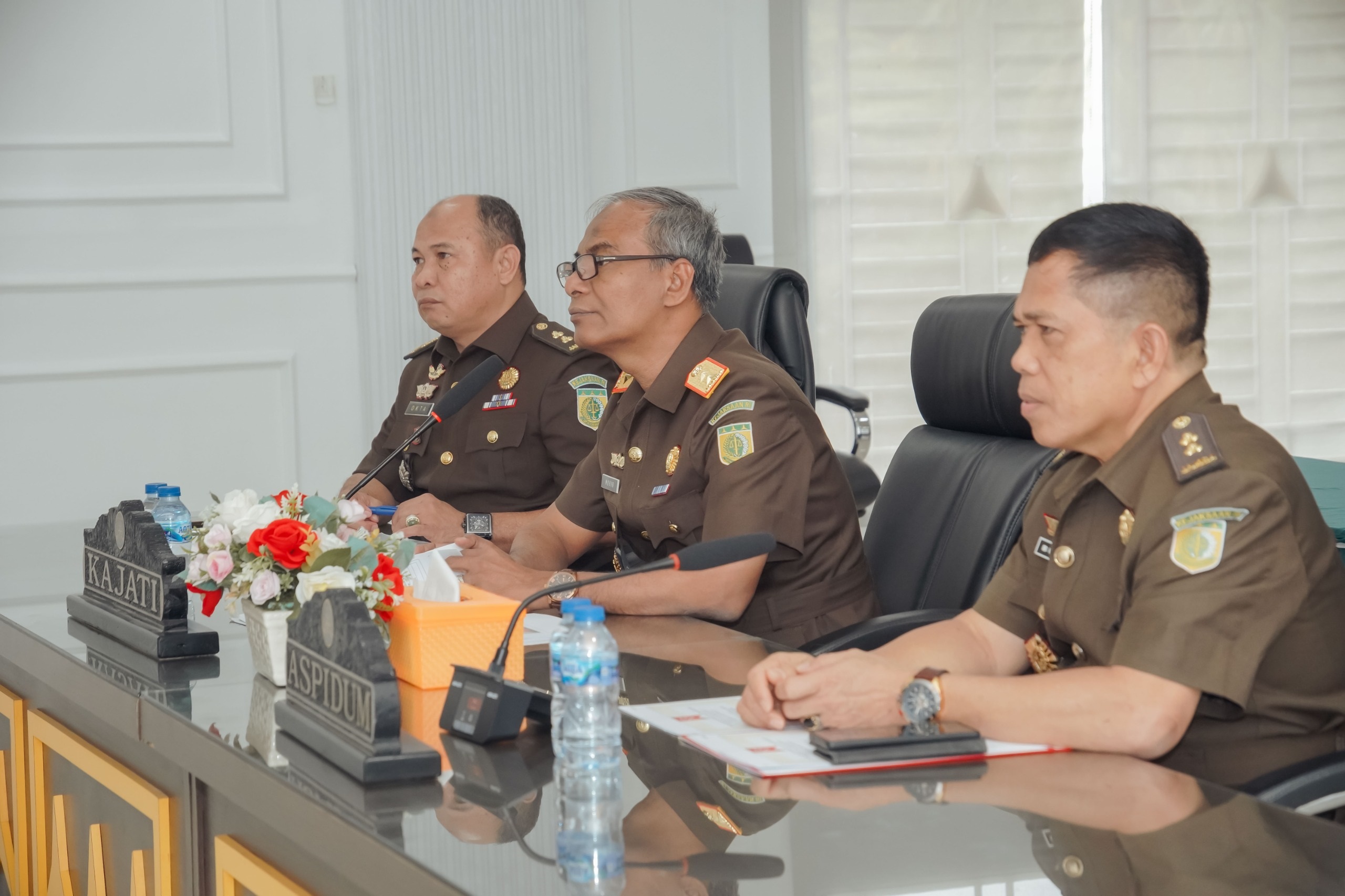 DISAMPAIKAN: Kejati Sumbar saat ekspose persetujuan RJ dua perkara penganiayaan secara virtual bersama Kejagung, Senin (10/11).
