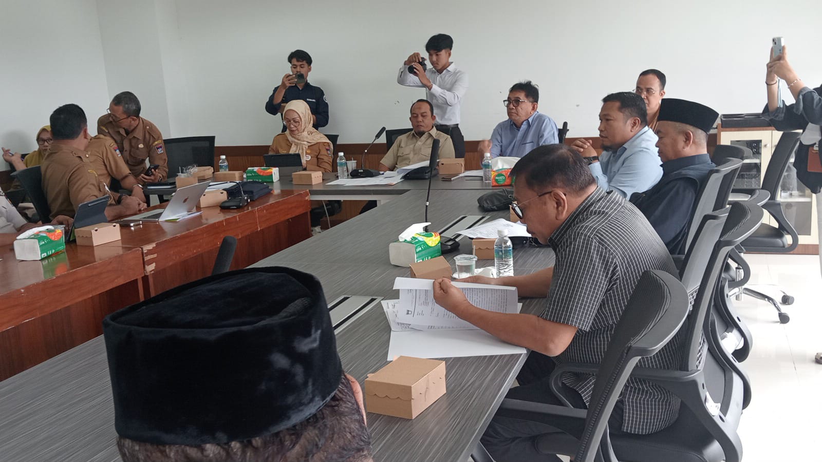 DPRD Kota Padang menggelar rapat pembahasan Rancangan Anggaran Pendapatan dan Belanja Daerah (R-APBD) Tahun 2026 bersama sejumlah Satuan Kerja Perangkat Daerah (SKPD), Selasa (11/11/2025).