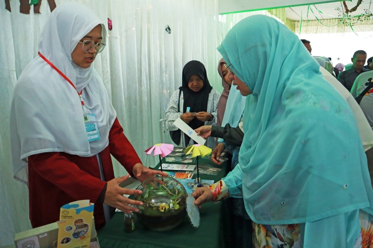 PROYEK SANTRI: Pimpinan Perguruan Diniyyah Puteri Fauziah Fauzan El Muhammady (kanan) saat meninjau hasil sejumlah proyek penelitian santrinya, beberapa waktu lalu.