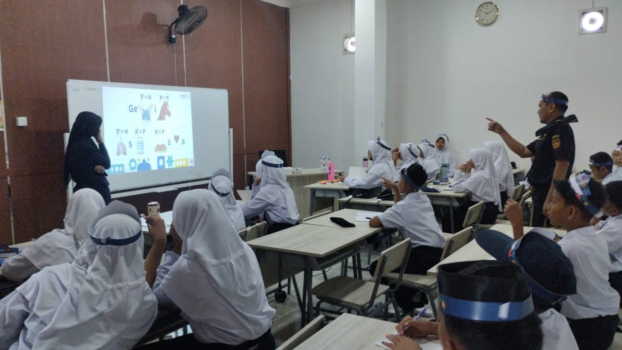 Kemenkeu Mengajar 10 digelar di lima sekolah di Padang, melibatkan 41 relawan untuk ajarkan APBN, pajak, dan literasi keuangan 339 siswa.
