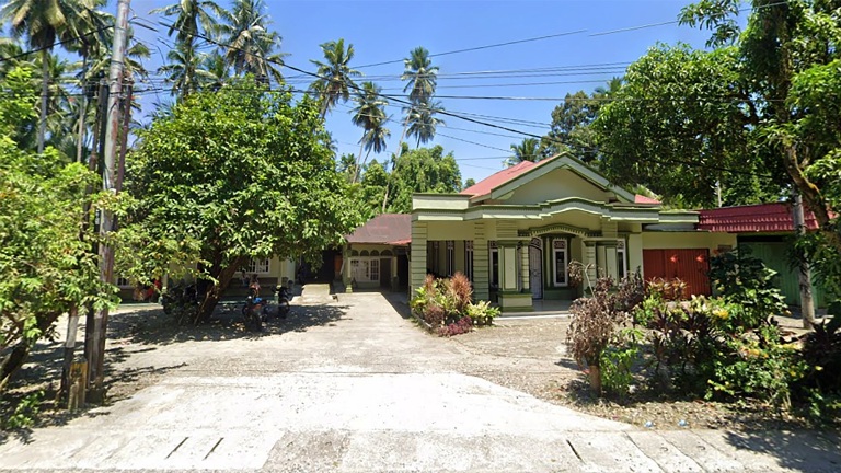 PENGOBATAN TRADISIONAL: Suasana Rumah Urut Ubek Patah Syamsudin di Nagari Toboh, kemarin. Biasanya di rumah ini tampak banyak kendaraan parkir saat pasien sedang ramai.