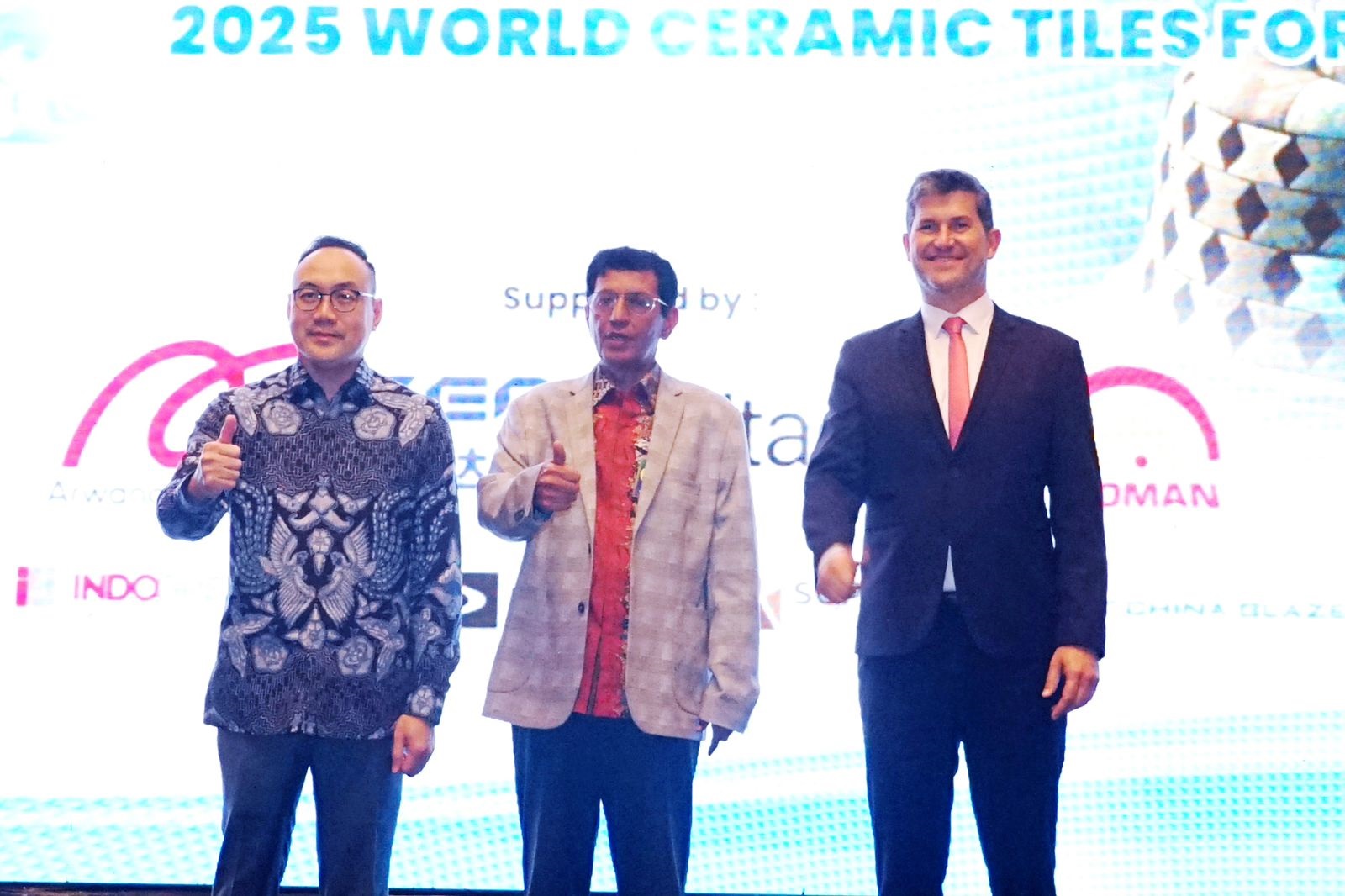 Dirjen IKFT Kemenperin, Taufiek Bawazier (tengah) dalam acara The 32nd World Ceramic Tiles Forum (WCTF) 2025 di Yogyakarta, Senin (10/11).