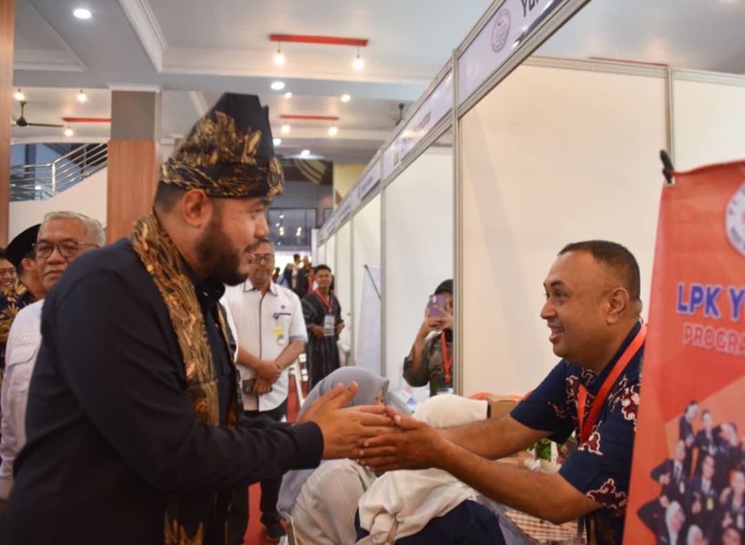 Wali Kota Padang Fadly Amran mengunjungi stand peserta Padang Job Fair 2025 yang menawarkan peluang kerja bagi lulusan muda.(Foto: Prokopim)