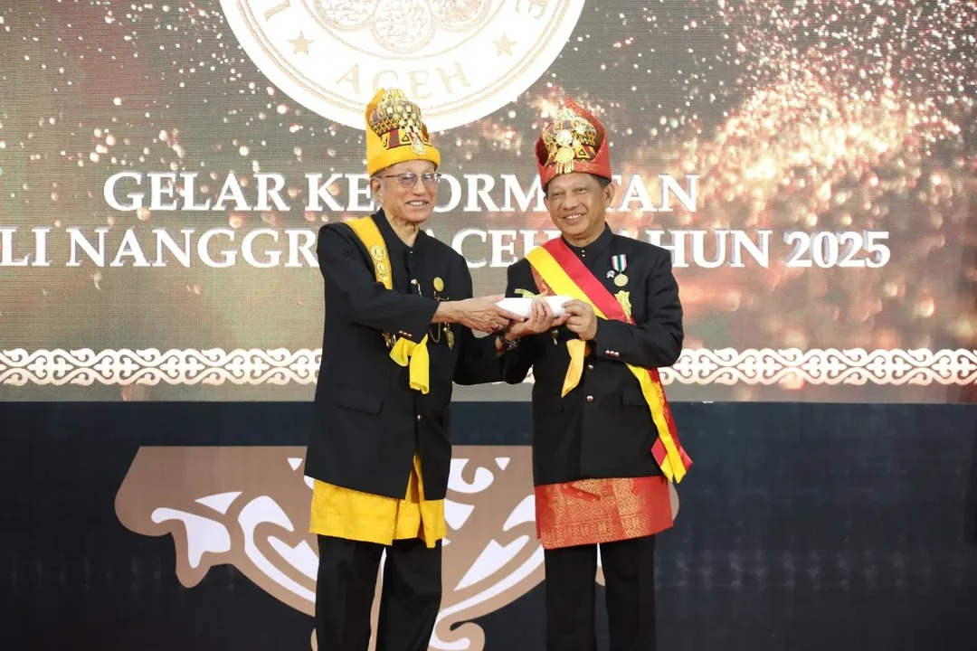 Mendagri Tito Karnavian menerima gelar adat tertinggi Aceh &ldquo;Petua Panglima Hukom Nanggroe&rdquo; atas dedikasi menjaga stabilitas, hukum, dan perdamaian Aceh.