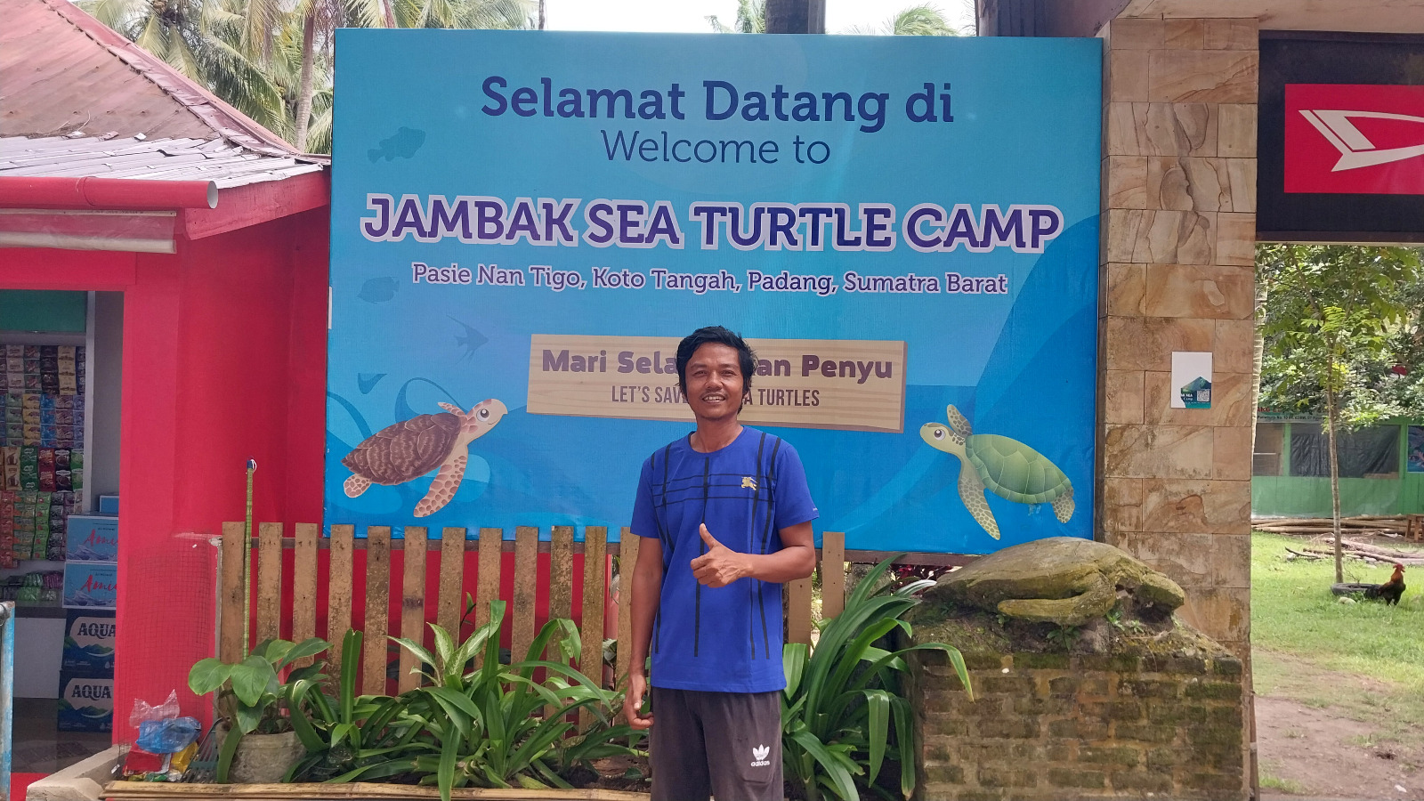Pelopor Jambak Sea Turtle Camp, Pati Hariyose, saat ditemui di Jambak Sea Turtle Camp yang berlokasi di Pantai Pasir Jambak, Kecamatan Kototangah, kemarin.