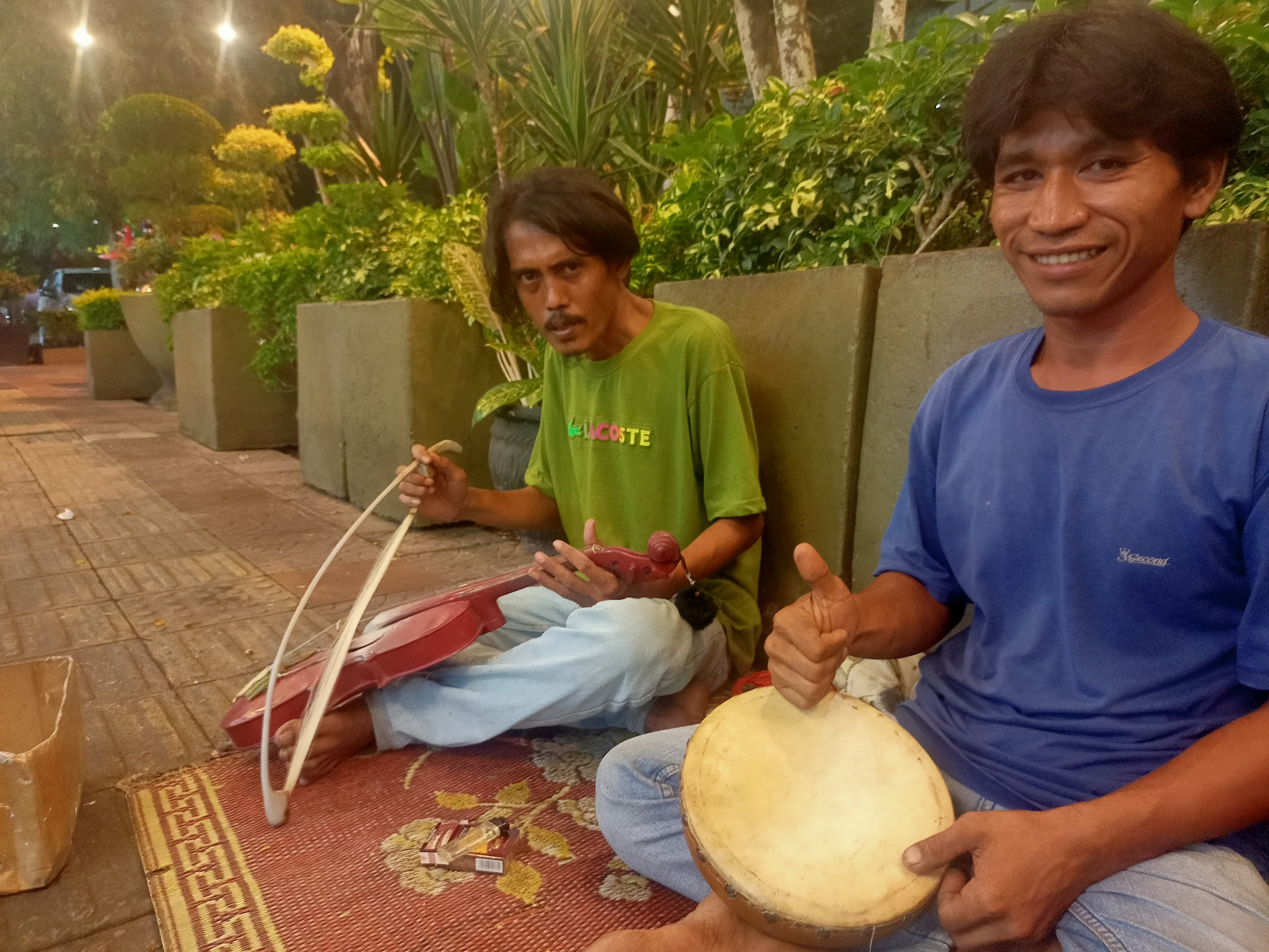Syafrizal dan Rahman Dani memainkan rabab di kawasan Jalan Pattimura Padang, Senin (10/11) malam.