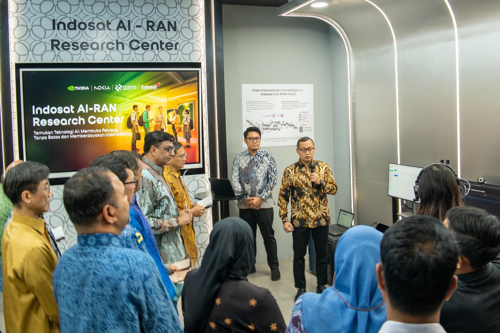 Indosat, Nokia, dan NVIDIA resmikan AI-RAN Research Center pertama di Asia di Surabaya untuk mempercepat pengembangan jaringan telekomunikasi berbasis AI di Indonesia.