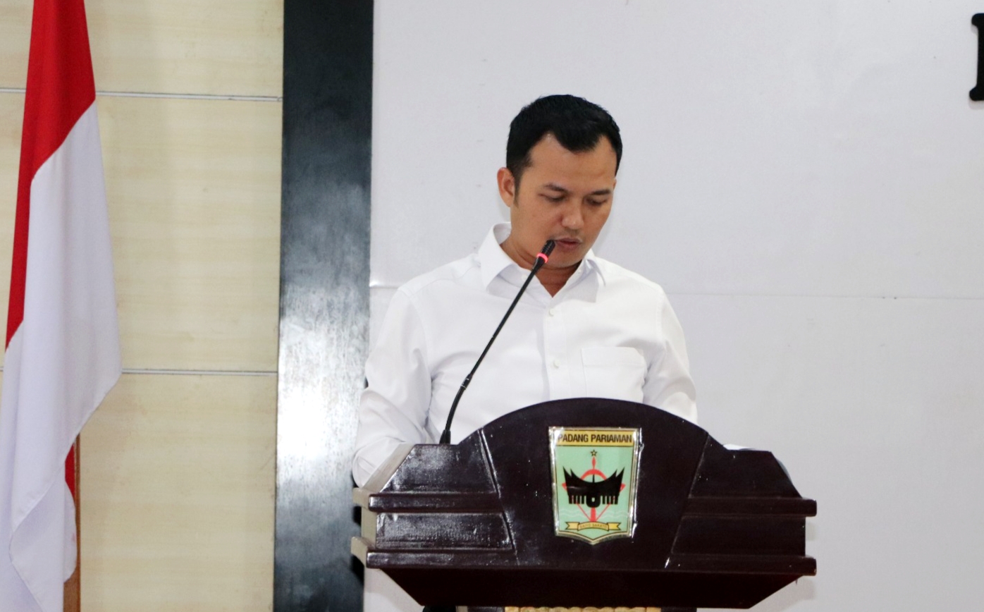 TAHAP PEMBAHASAN: Wabup Padangpariaman, Rahmat Hidayat, saat menyampaikan jawaban eksekutif atas pandangan fraksi terkait RAPBD Padangpariaman 2026, kemarin.