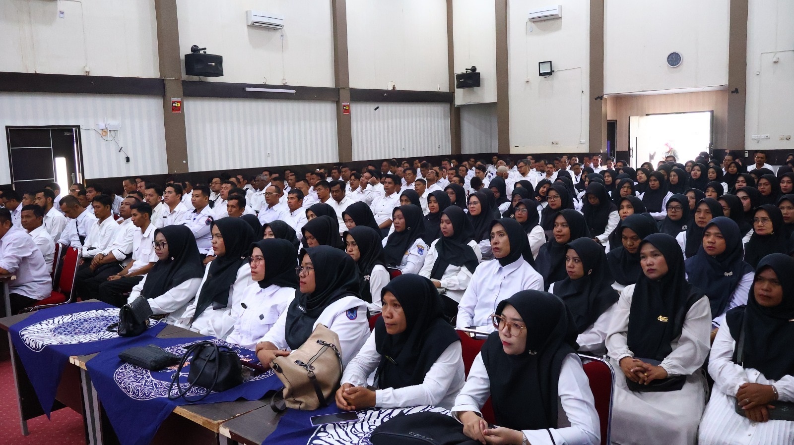 SERIUS: Peserta sosialisasi PPPK Paruh Waktu di aula, terlihat serius mengikuti kegiatan, kemarin. Peserta terdiri dari berbagai usia.