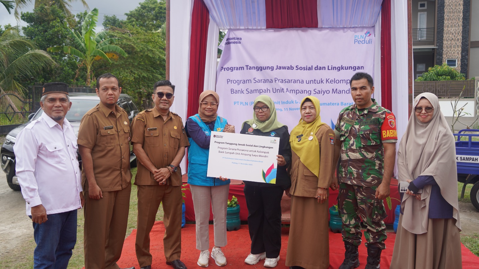 PLN Sumbar salurkan bantuan sapras kepada Bank Sampah Ampang Saiyo Mandiri di Jalan Raya Ampang, Kecamatan Kuranji, Kota Padang, Selasa (11/11/2025).