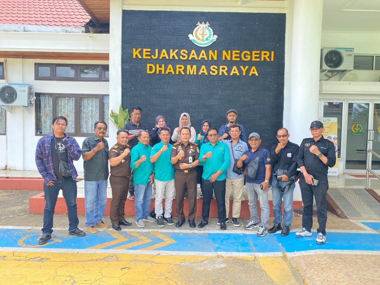 SINERGI: Kajari Dharmasraya Sumanggar Siagian bersama Kasi Intelijen Kejari Dharmasraya Robby Hidayad berfoto bersama insan pers usai silaturahmi di kantor Kejaksaan Negeri Dharmasraya, Selasa (11/11)