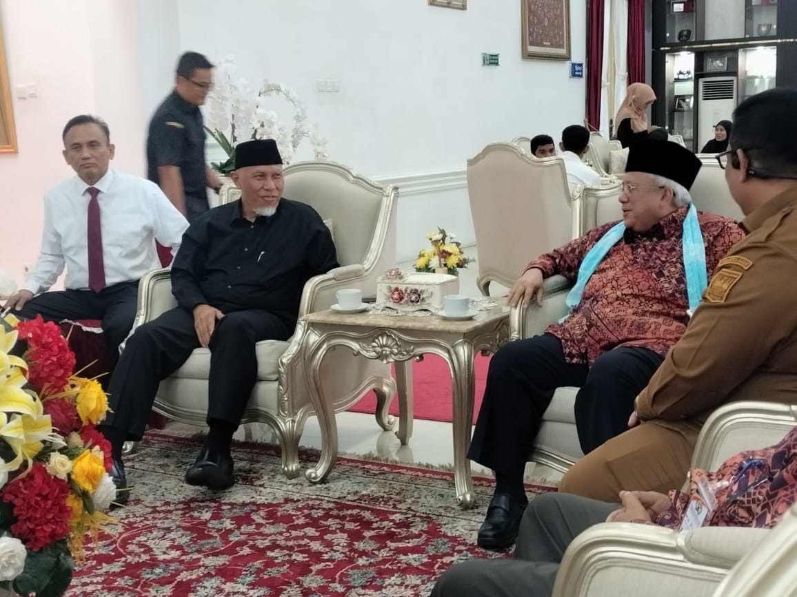 BAHAS WISATA: Gubernur Sumbar Mahyeldi Ansharullah saat berbincang dengan Dato&rsquo; Haji Ahmad Azam Ab Rahman, di Istana Gubernuran Padang, Senin (10/11).