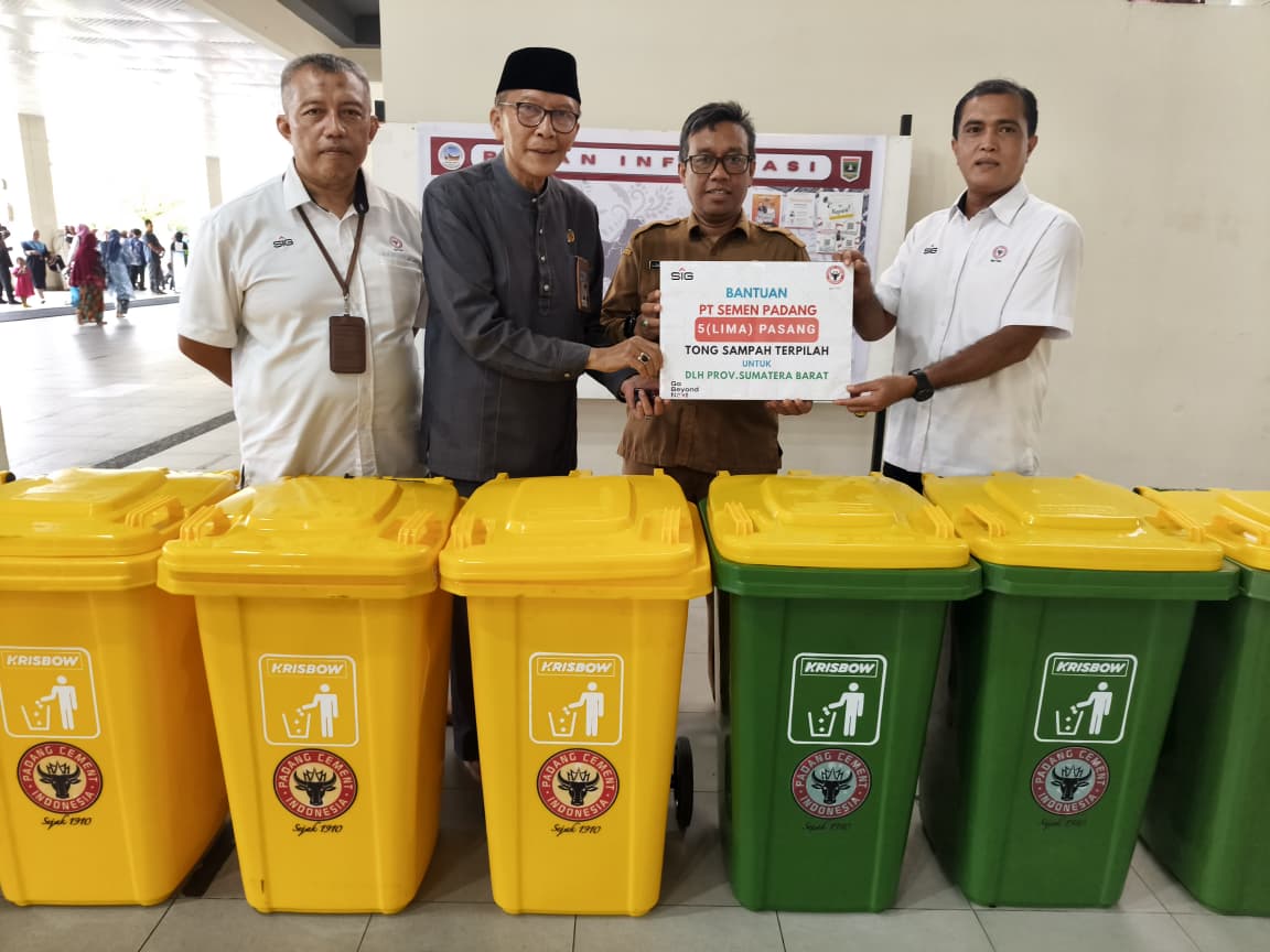 Kepala Kantor Masjid Raya, Herius Nasir, menerima bantuan tong sampah terpilah dari PT Semen Padang akan ditempatkan di titik strategis seperti taman dan area pejalan kaki.
