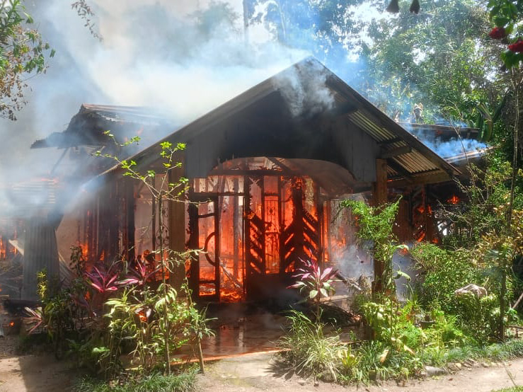 Kebakaran hebat di Padangpariaman hanguskan rumah guru dan satu mobil. Kerugian capai Rp400 juta, penyebab masih diselidiki kepolisian.