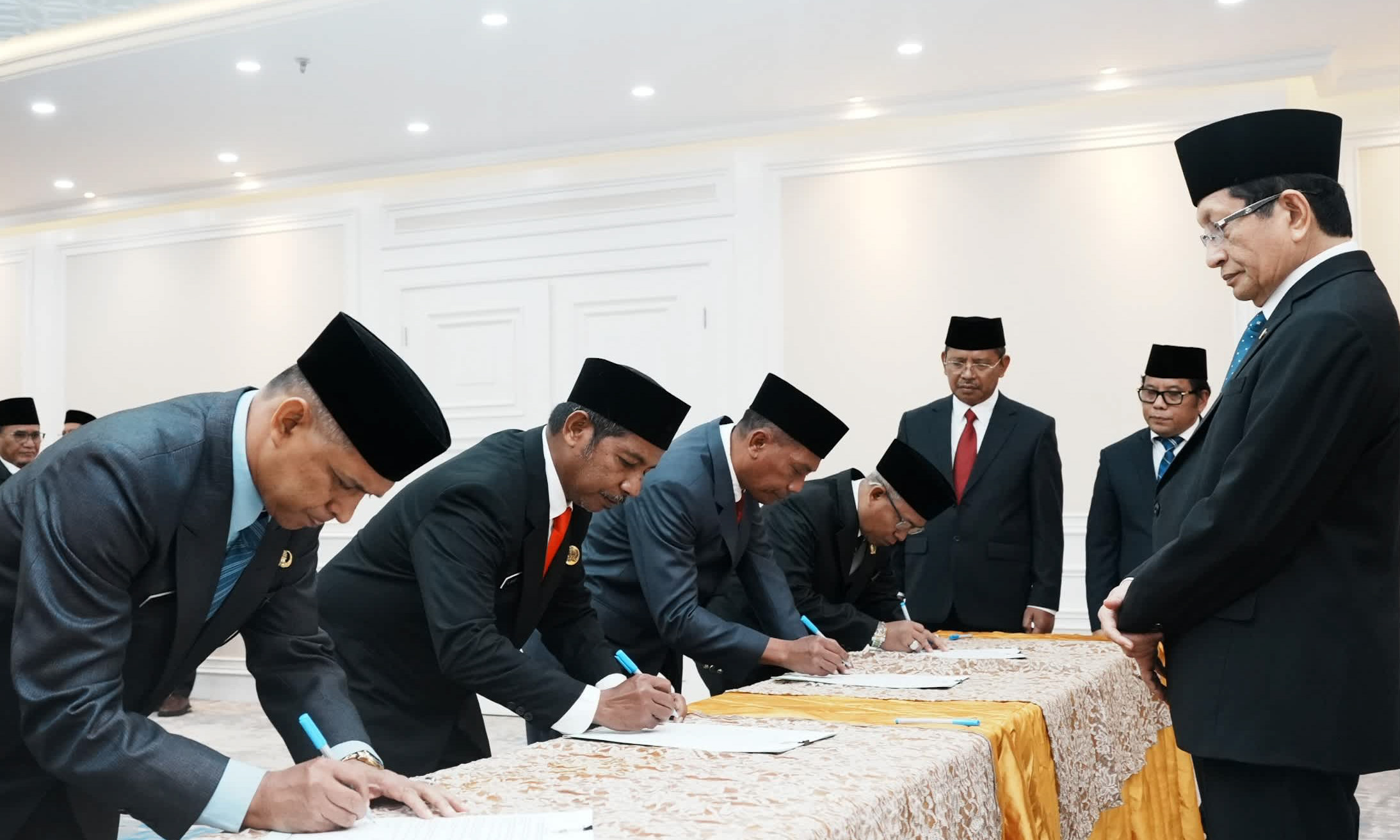 Putra Luak Limopuluah, H. Mustafa resmi dilantik Menag RI sebagai Kakanwil Kemenag Sumbar. Ia bertekad melayani umat dengan keikhlasan dan kolaborasi.