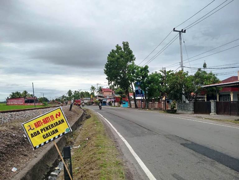 DALAM PERBAIKAN: Kondisi badan Jalan Padang-Bukittinggi di kawasan Korong Padangkunik, Nagari Buayan, Kecamatan Lubuakaluang, Kabupaten Padangpariaman yang tampak sudah dikeruk, kemarin.