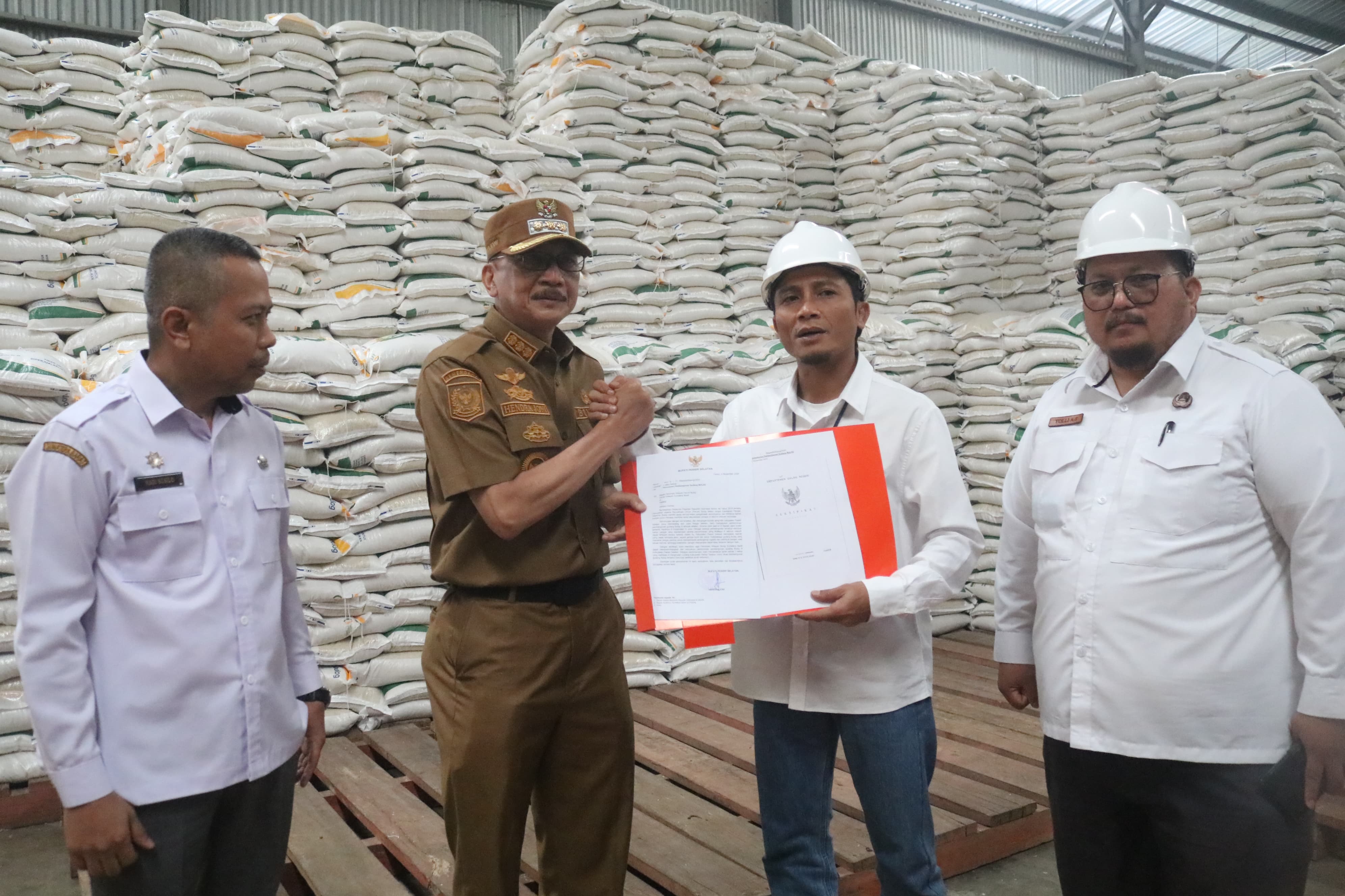 Bupati Pessel Hendrajoni bersama Pimwil Bulog Sumbar R Darma Wijaya dan Plt Kadis Pangan Pessel Yoli Aang Sofia meninjau kualitas beras dan minyak goreng di Gudang Bulog Sago.