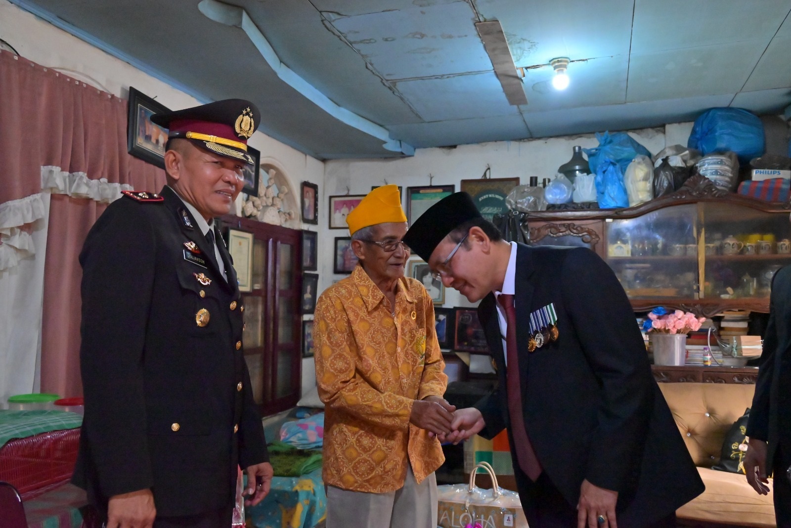 MOMEN: Wali Kota Payakumbuh, Zulmaeta, berbincang hangat dengan veteran Jusni Munaf, 90 di rumahnya, Kelurahan Napar, Payakumbuh, Senin (10/11) dalam rangka peringatan Hari Pahlawan.