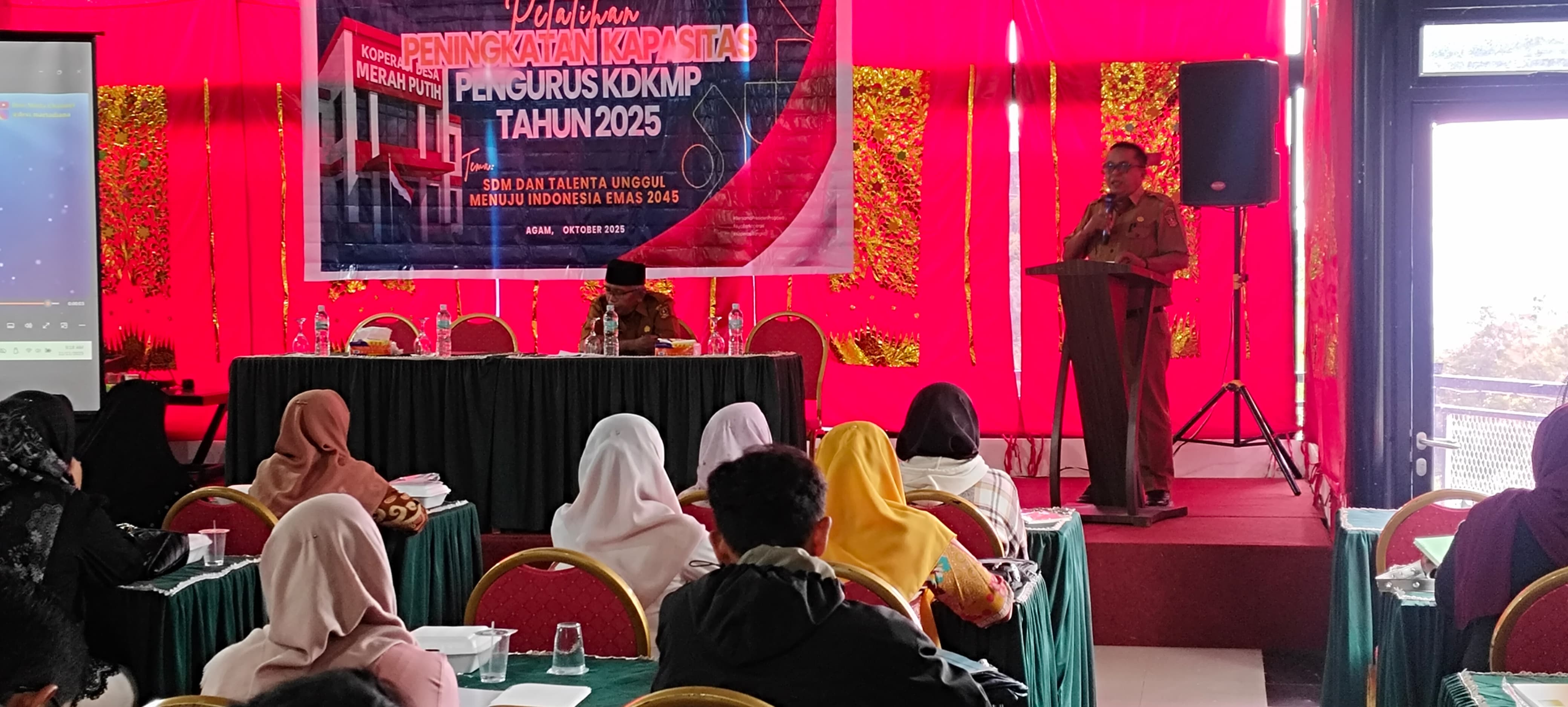 ASAH KOMPETENSI: Kepala Dinas KUKM Agam Endrimelson memberi arahan saat pembukaan pelatihan kompetensi bagi pengurus Koperasi Desa Merah Putih (KDMP) se-Agam, di Lubukbasung, kemarin.