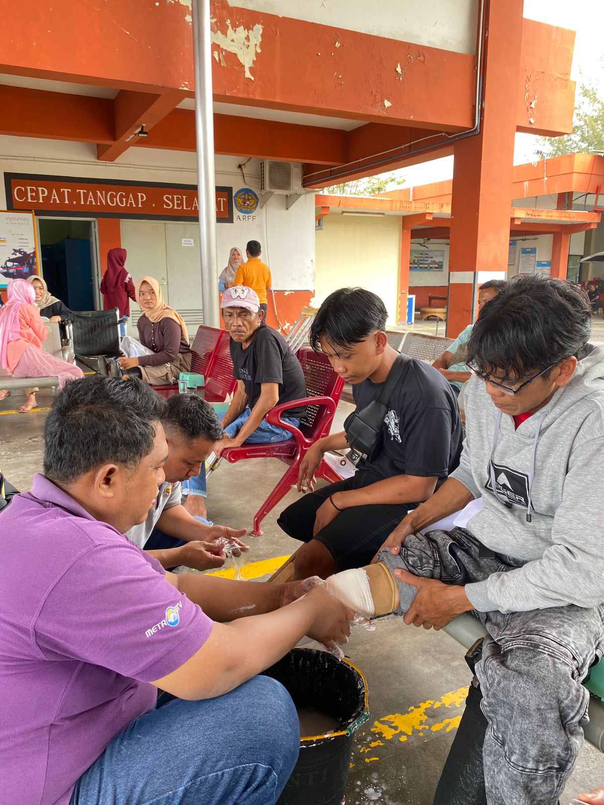 PROGRAM SOSIAL: Petugas Dinsos Agam mendampingi para difabel penerima manfaat bantuan kaki palsu program TJSL PT Angkasa Pura Indonesia saat proses pengukuran di Bandara Internasional Minangkabau.