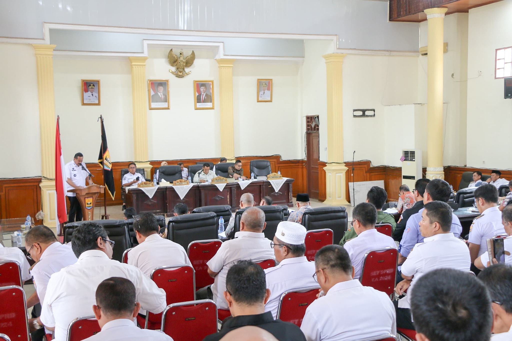 Wali Kota Pariaman Yota Balad sampaikan Nota Penjelasan Rancangan APBD 2026 dalam Rapat Paripurna DPRD Kota Pariaman, Rabu (12/11/2025).