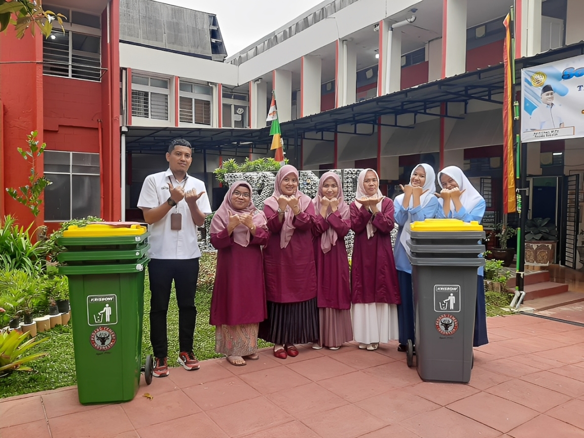 PT Semen Padang salurkan 6 tong sampah terpilah ke SMP Semen Padang untuk dukung kebersihan dan gerakan lingkungan berkelanjutan.