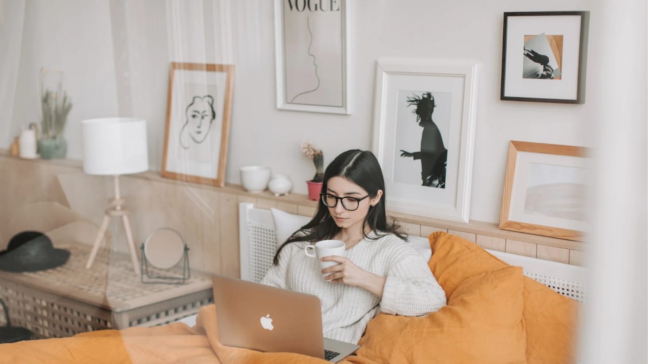 Tak semua orang nyaman di keramaian. Berikut tujuh ciri kepribadian langka yang biasanya dimiliki oleh mereka yang menemukan ketenangan dalam kesendirian. (Canva.com/Vlada Karpovich)