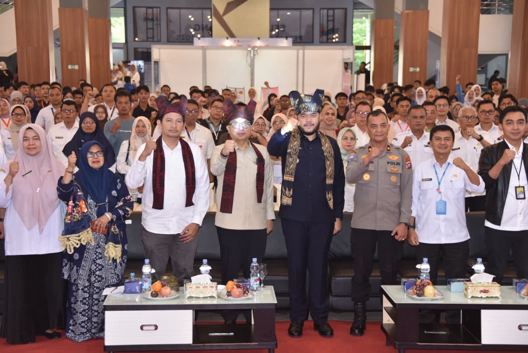 Wali Kota Padang Fadly Amran foto bersama usai pembukaan Padang Job Fair 2025.