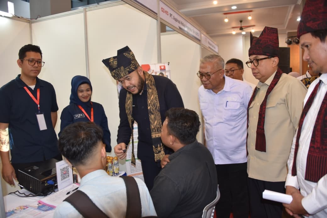 Wali Kota Padang Fadly Amran mewawancarai pencari kerja.