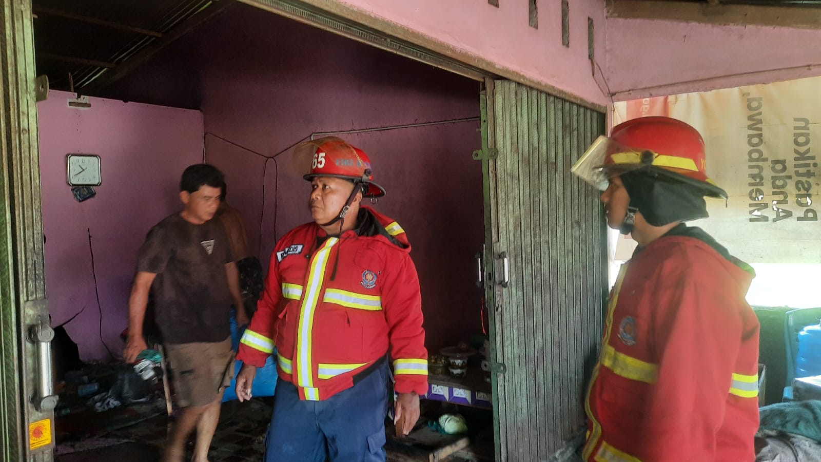 Dinas Damkar Kota Padang berhasil menangani kebakaran warung di Pasie Nantigo, Kamis (13/11).