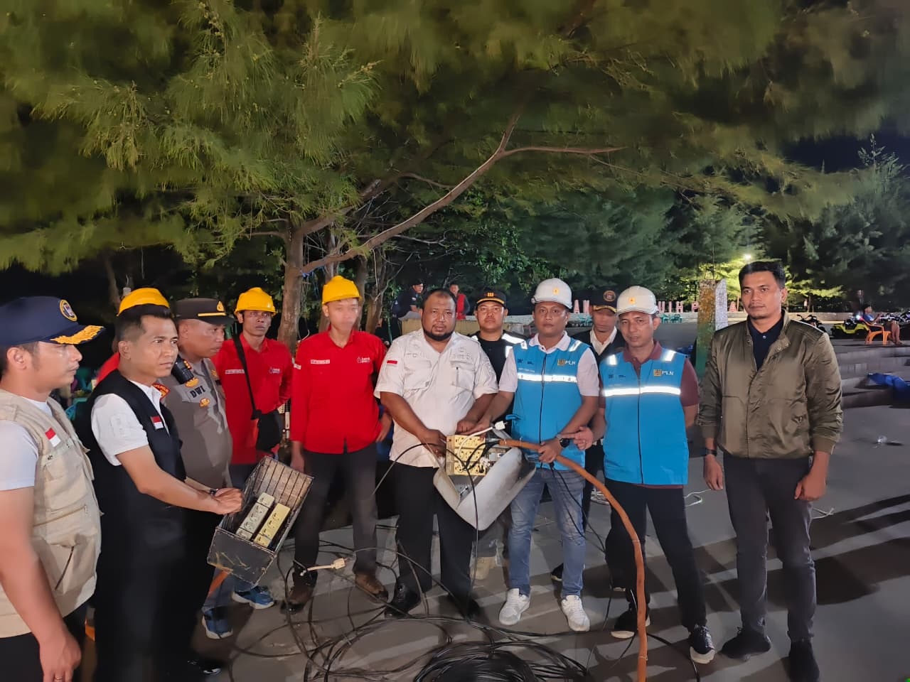 Satgas Pendapatan Kota Padang bersama tim gabungan menemukan aksi pencurian listrik oleh pedagang di kawasan Lapau Cimpago, Rabu (12/11) malam.