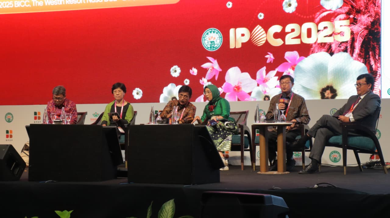 Dirjen EBTKE Kementerian ESDM Eniya Listiyani Dewi (jilbab hijau) saat menjadi pembicara di IPOC 2025. (Mifta/Radar Bali)
