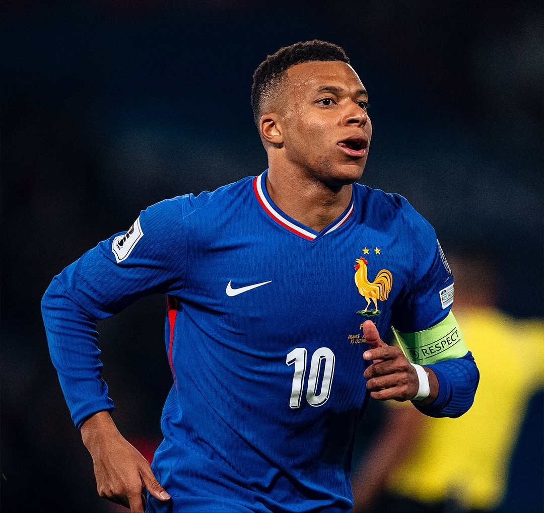 Striker Kylian Mbappe (kanan) selangkah lagi meloloskan Perancis ke Piala Dunia 2026.