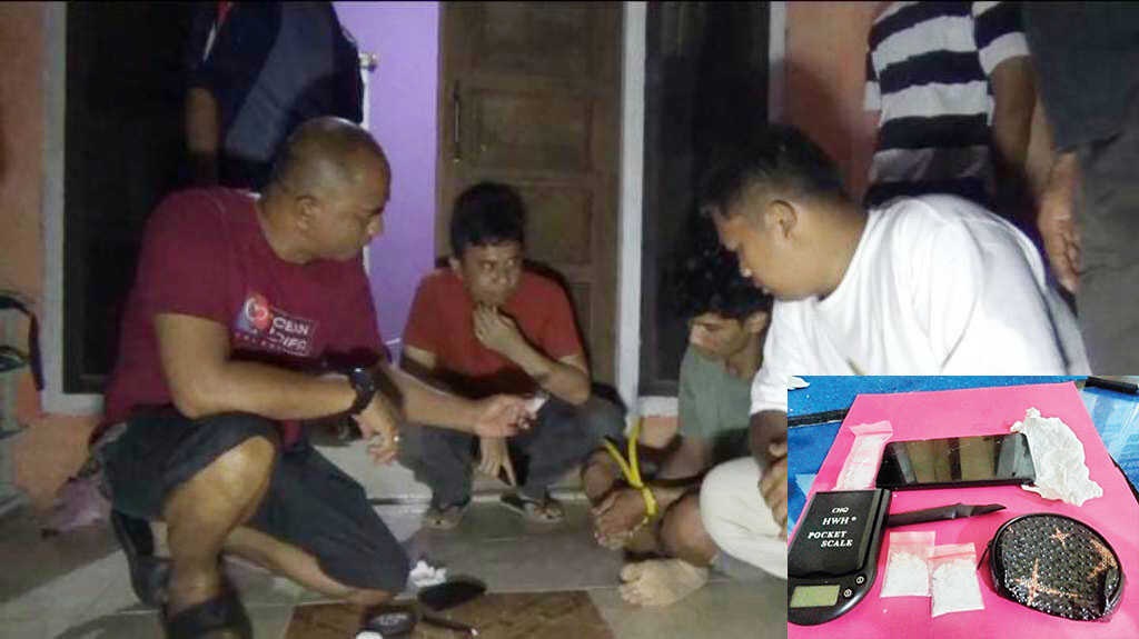 TIDAK BERKUTIK: Kasat Narkoba AKP Rusmardi (tengah) bersama tersangka G, 21, dan barang bukti dua paket sabu seberat 7 gram yang diamankan di Mapolres Dharmasraya.
