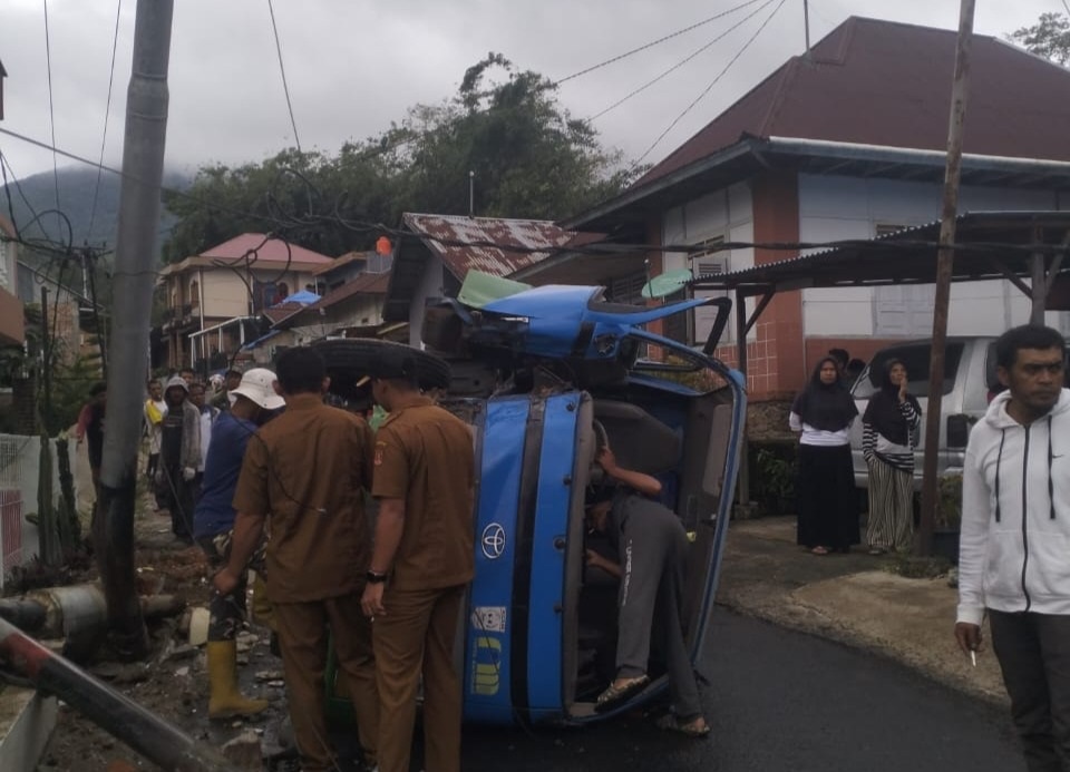 MUSIBAH: Truk tangki PDAM Agam mengalami kecelakaan tunggal akibat rem blong, Selasa (11/11) pagi.