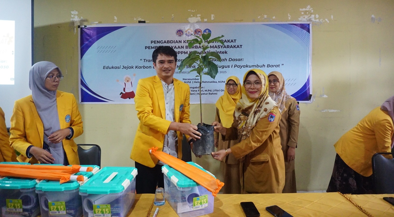 Penyerahan bibit tanaman kepada pihak SDN 02 Payakumbuh.