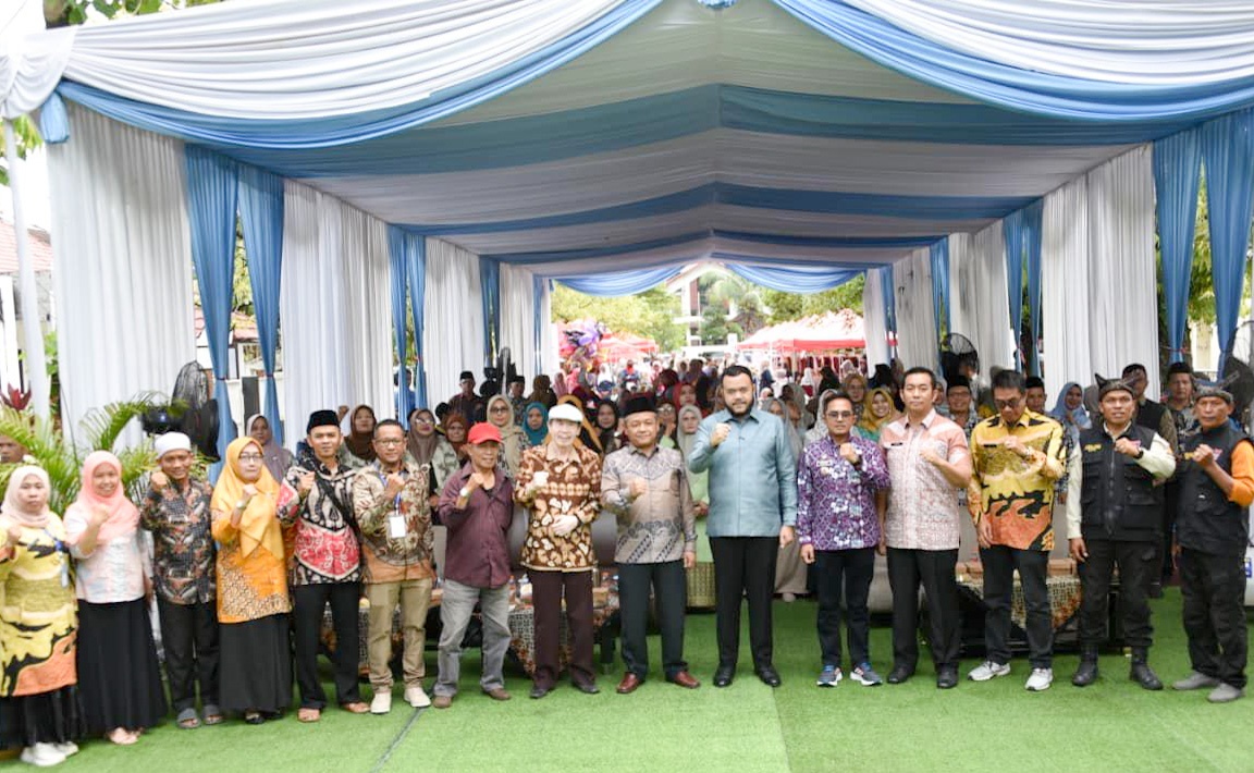 Wako Padang Fadly Amran bersama anggota DPRD Padang Arnedi Yarmen pada kegiatan Gebyar Kreativitas Rimbo Kaluang, Padang Barat.