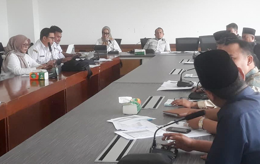 Banggar DPRD Padang hampir rampungkan pembahasan RAPBD 2026, defisit berkurang drastis dari Rp500 miliar menjadi Rp20 miliar.