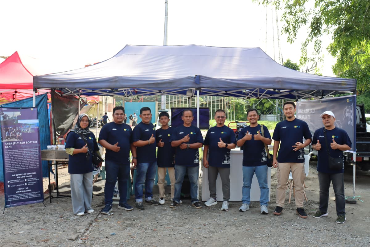 PLN UPDL Padang dukung 4 UMKM lokal olah limbah FABA jadi batako ramah lingkungan untuk tingkatkan ekonomi dan kurangi dampak lingkungan.