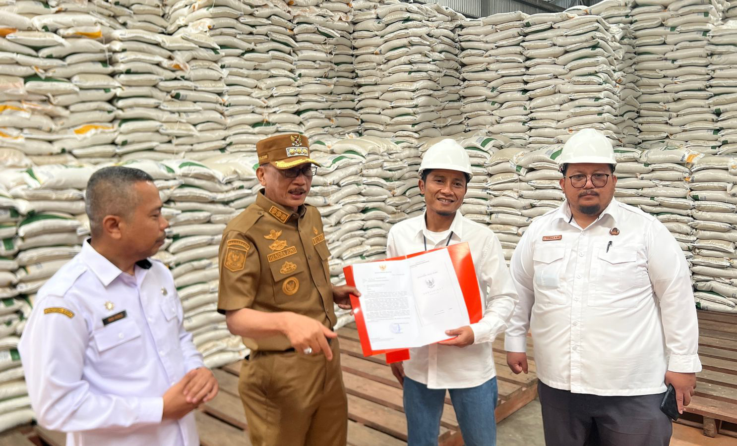 Bupati Pesisir Selatan Hendrajoni serahkan tanah hibah 2 hektare kepada Bulog Sumbar untuk pembangunan gudang pangan di Lunang guna memperkuat ketahanan pangan.