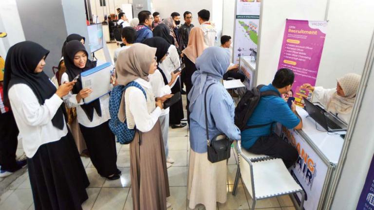 BERSAING MENCARI KERJA: Petugas melayani pencari kerja untuk informasi lowongan saat digelarnya bursa kerja 2025 di Padang, Rabu (12/11).