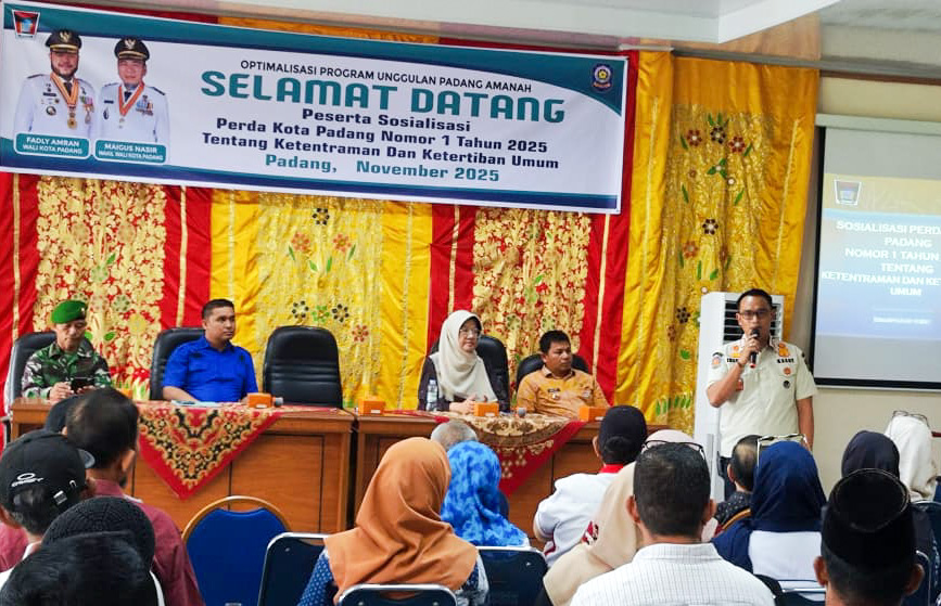 Kepala Satpol PP Kota Padang, Chandra Eka Putra, sosialisasikan Perda No 1 Tahun 2025 di Aula Kantor Camat Padang Utara, Kamis (13/11/2025).
