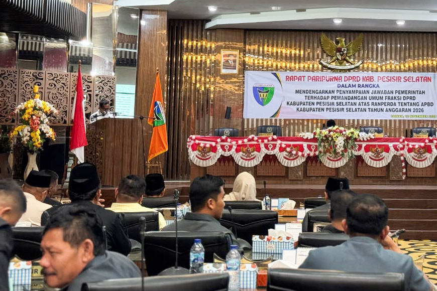Wakil Bupati Pessel, Risnaldi, menyampaikan pandangannya tentang RAPBD 2026. (Dok Prokopim)