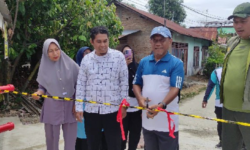 Anggota DPRD Padang Rusdi meresmikan jembatan baru di Banuaran Nan XX, Lubuk Begalung. Jembatan ini diharapkan memperlancar akses dan ekonomi warga.