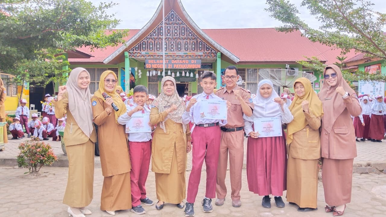 DUKUNGAN: Para murid SDN 21 Payakumbuh memperlihatkan prestasi mereka disaksikan kepsek dan guru mereka.