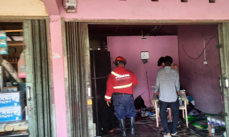 Kebakaran warung di Pasie Nan Tigo Padang berhasil dipadamkan cepat oleh Damkar. Tak ada korban, kerugian ditaksir Rp8 juta.