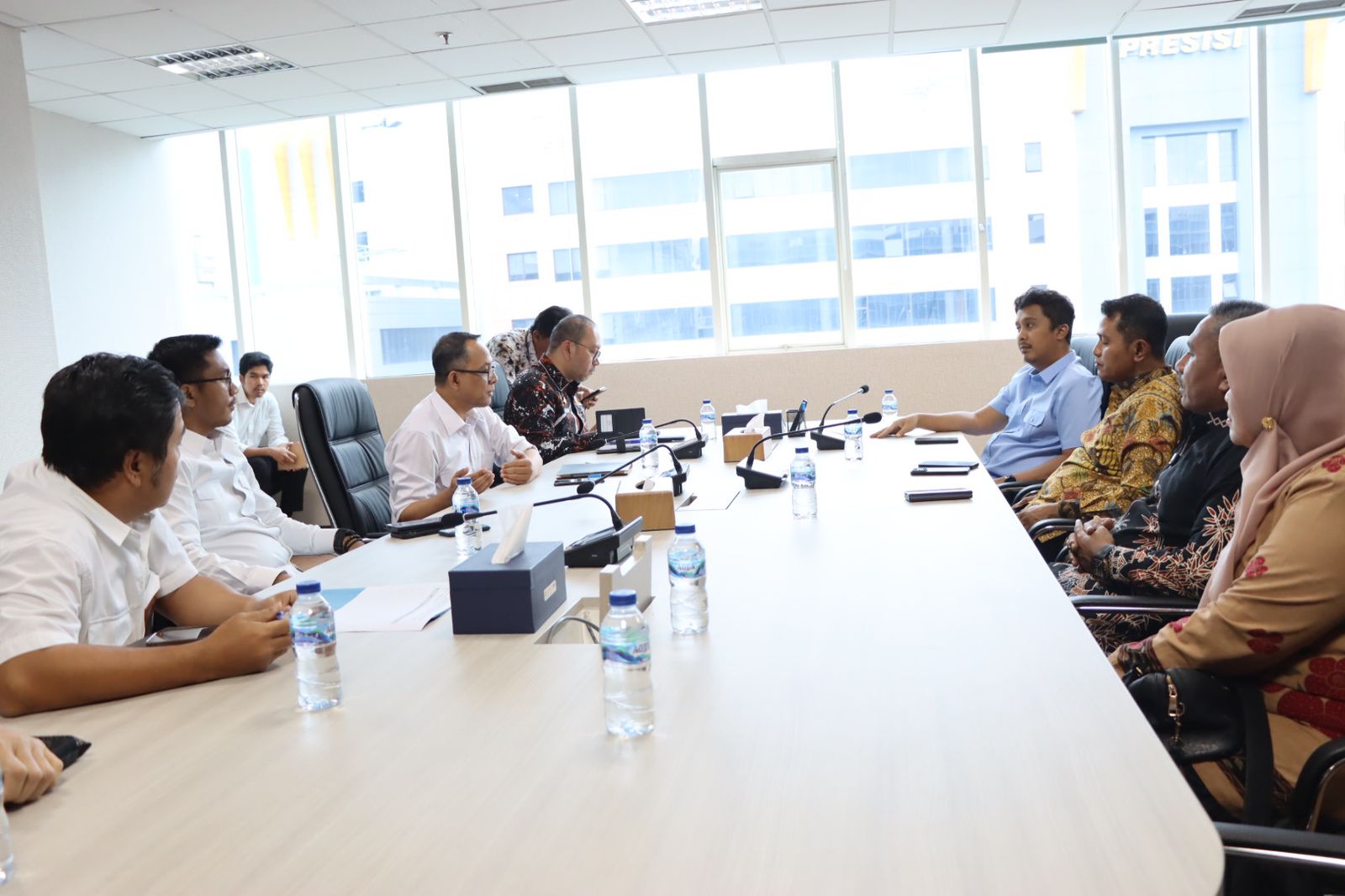 SINERGI: Wakil Gubernur Sumatera Barat, Vasko Ruseimy, bersama jajaran Kementerian Sosial dan Kementerian PUPR dalam pertemuan koordinasi penetapan lokasi baru Sekolah Rakyat di Jakarta, (12/11).