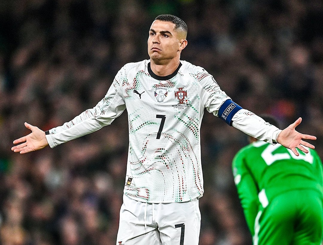Cristiano Ronaldo menerima kartu merah langsung dalam laga Kualifikasi Piala Dunia 2026 antara Irlandia vs Portugal di Aviva Stadium, Dublin.(Foto: X @footballinggods)